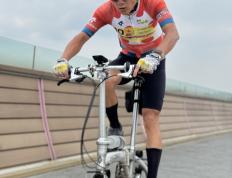 IM体育赛事直播入口-德国自行车选手速度惊人，登上领奖台