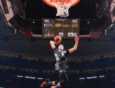 IM体育动画直播通道-黄蜂压制开拓者，哈登压力下完成爆发