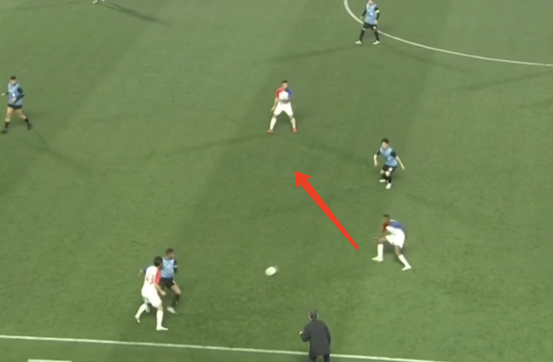 IM体育下载-热那亚球员前插突破，协助球队得分的简单介绍