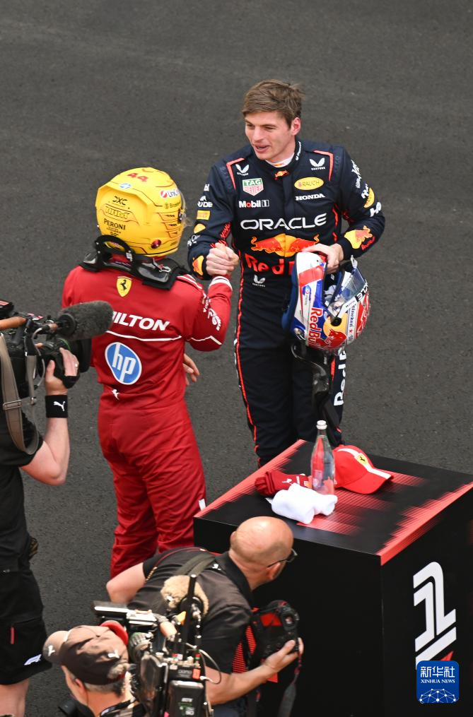 IM体育下载-哈斯车队翻盘红牛二队，汉密尔顿高光表现的简单介绍